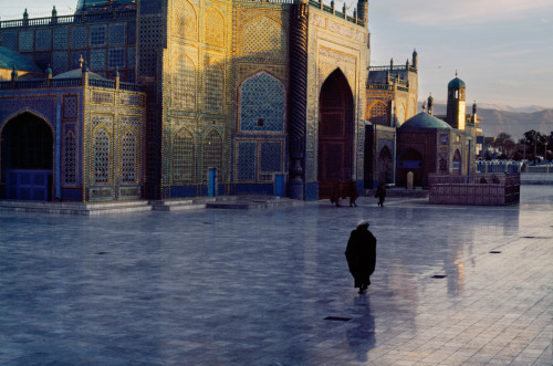 20aliens: AFGHANISTAN. Mazar i Sharif. 2002. Hazrat Ali Mosque.Steve McCurry