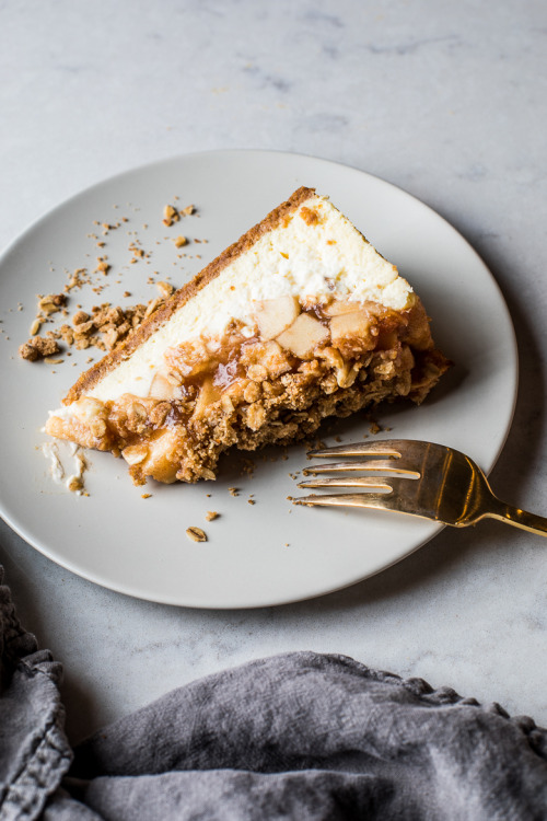 sweetoothgirl:  APPLE CRISP CHEESECAKE Yum.