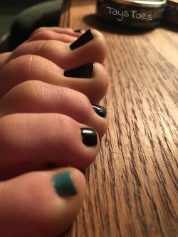 taystoes:  close up of my toes gripping a