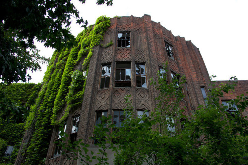 bleachod:  redwhiteandblueliberty:  taktophoto:  Most interesting abandoned places in the world  For some reason I believe these places have portals   While I think they’re haunted… 