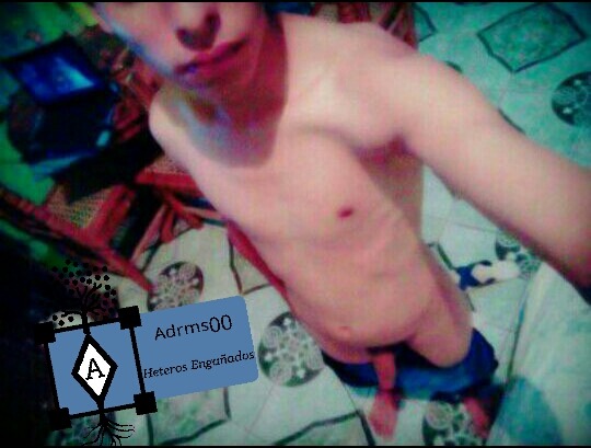 adrms00:  Andy Rico niño hetero 14 años Me encantaria chupar ese cepillo de dientes