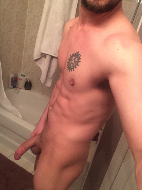 biblogdude:  straightdudesexting:  Straight Canadian stud  I’m down for some Straight Canadian cock. Bring it bro 