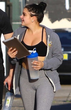 Leaked ariel winter paparazzi cameltoe and sexy shots