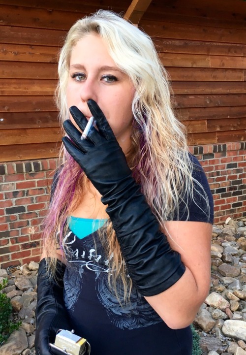 leathersmoke81: Leann - VS120 in black leather gloves & cigarette case! Gloves