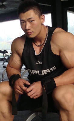 keepemgrowin:  Buff Asian muscleboy…