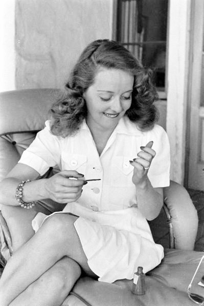 the-marriage-of-heaven-and-hell:Bette Davis at home in Beverly Hills, photographed by Alfred Ei