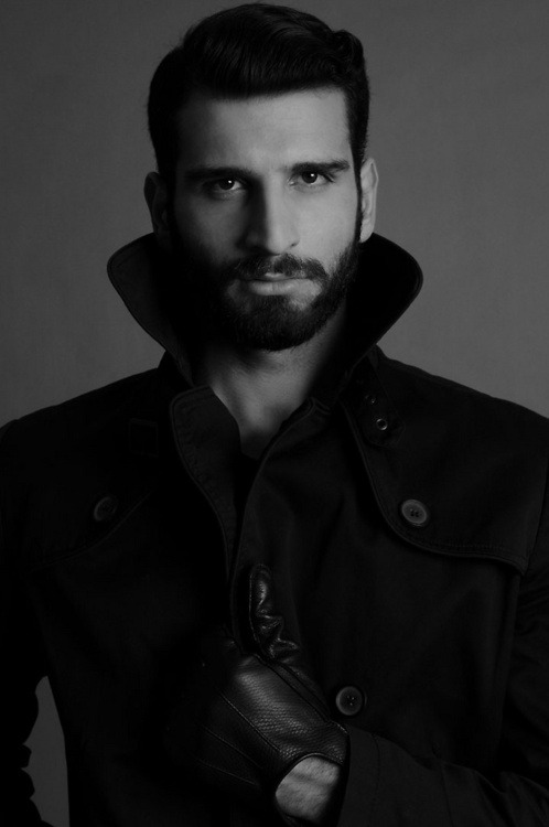 todohombres:  Mixalis Kampourakis Este hombre me tiene enamorado! Está buenísimo! 