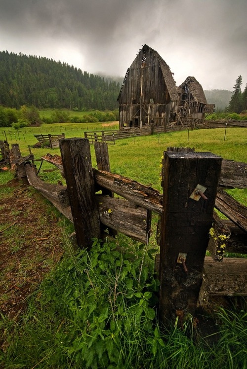 marjoleinhoekendijk:  unwrittennature:   Mountain Farm  Nicklaus Johnson   ☽☉☾ Pagan, Viking, Nature and Tolkien things ☽☉☾