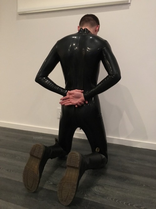 boyryan54:Gimp in waiting position.