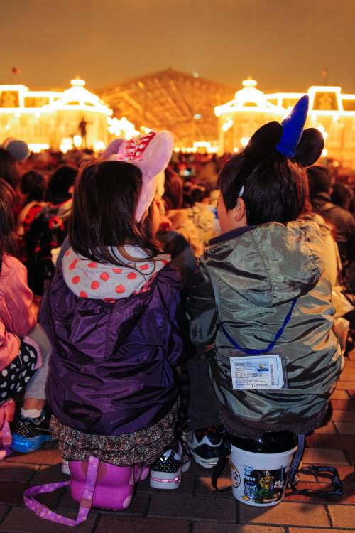 kids waiting for night parade, Tokyo Disneyland