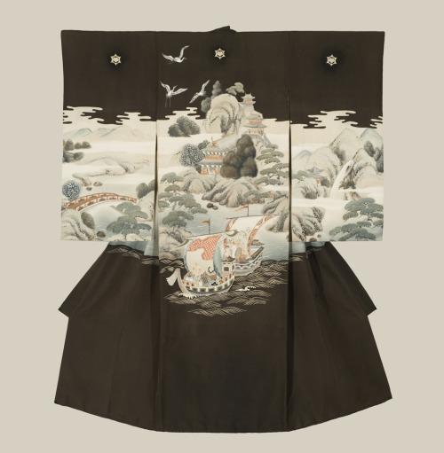 Boy&rsquo;s Ceremonial KimonoA plain silk miyamairi haori created for a ceremonial Shinto shrine