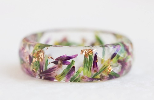 sosuperawesome:Botanical Resin RingsLivin Lovin on Etsy 