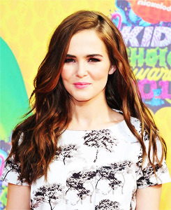 :  Zoey Deutch at the Kids Choice Awards