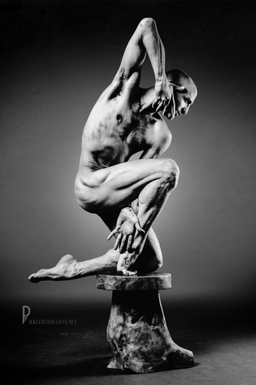 pas-de-duhhh: Paulio Sóvári dancer with Staatsballett Berlin photographed by Dean Barucija for Pickl