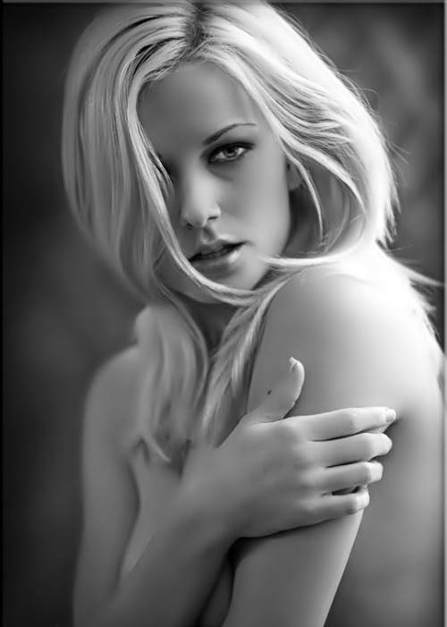 hothoneys:  mmmmmmwah! :-P i hove over 10,000 hot honeys! Hugs and Kisses….http://hothoneys.tumblr.com