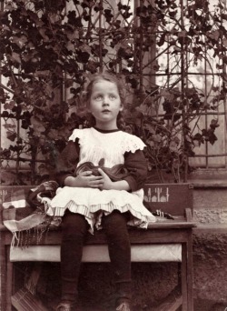 Ebba Lisa Steinheil (5 ans) et son serpent, 11 oct. 1909.