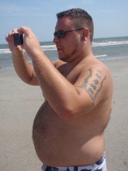 lbgainfat:  Fat guy at the beach 