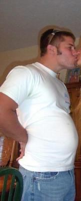 captainredfieldswifey:  bicepsandbigbellies:  Straight stud and his big beer belly. ;)  YES! SO MUCH WANT! :3