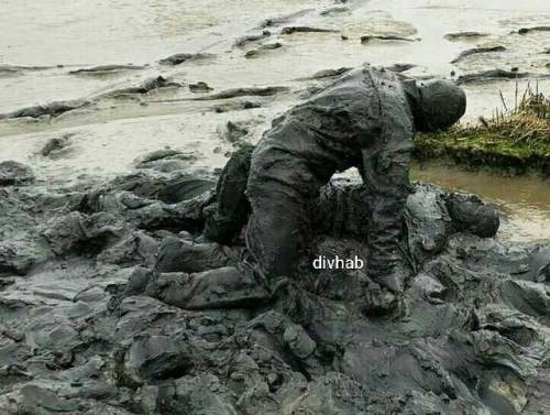 uglygunge: riggerbootman:   divhab:  Mud and rubber drysuits  Mmmnmmm I’d love to have this kind of fun with another guy !! 