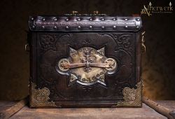 steampunktendencies:  Kotzender Uhu owner of Ätherwerk came to present us his latest creation“Shoulder Bag of the alchemist. Handmade, steampunk, victorian shoulder bag. From an heavy old, antiquarian book around 1800″. Source : https://goo.gl/u73tJF