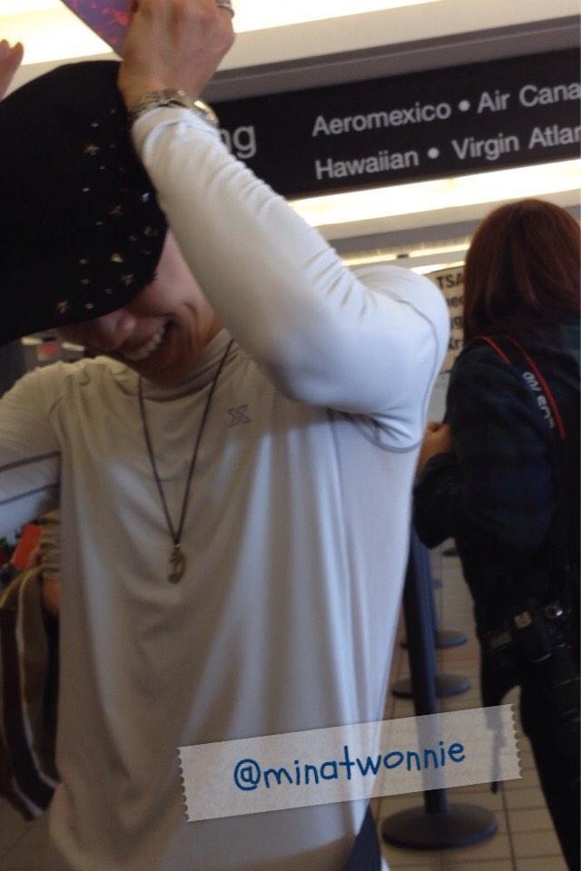 hoyaholic-noona:  141029 A lucky fan’s encounter with the most amazing DW @ LAX
