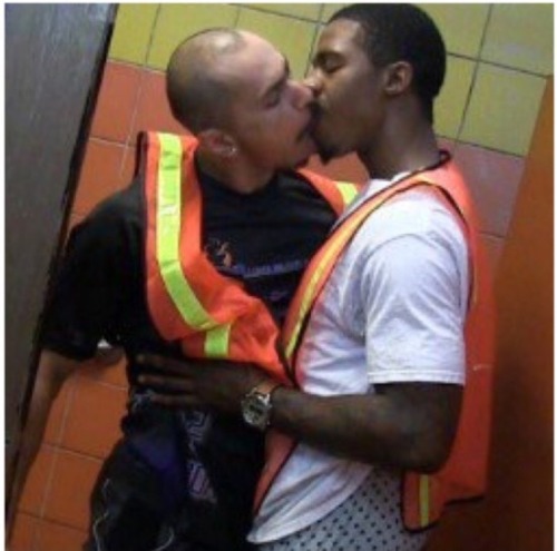 blockboyswagg: htxitsjosh:cowboiluv: Construction men working on each other can someone find vid