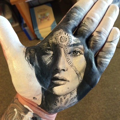 jedavu: Artist Paints Stunningly Realistic Portraits on His Hand and Stamps Them on Paper Artist Rus