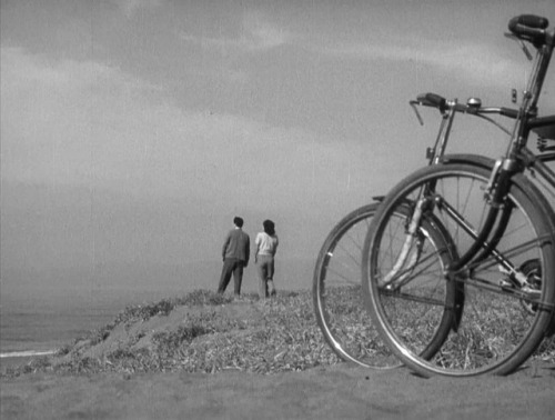 furtho:Still from Yasujiro Ozu’s Late Spring, 1949 (via here)