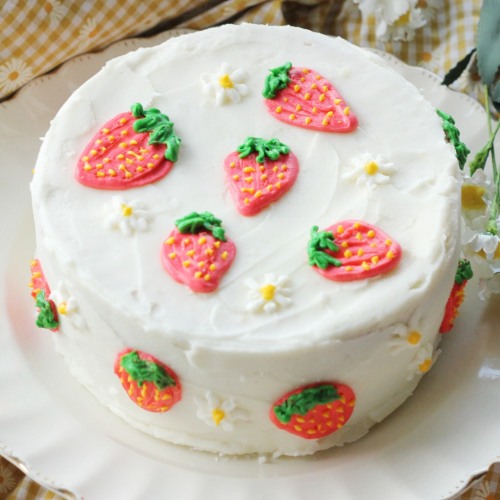 ash-elizabeth-art:Made this little strawberry cake last night! I was inspired by the absolutely ador