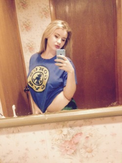 Blondesquats:  Stronger-Sam:  Blondesquats:  I Look Better In Your Clothes💦  God
