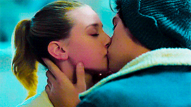 jenniferjareau:make me choose ⇢ anonymous asked: season one bughead or season two bughead