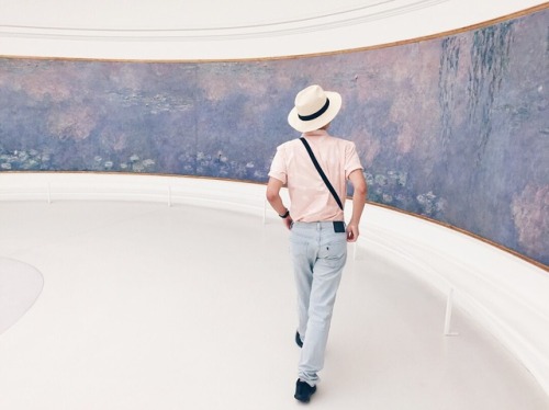 mare-di-nessuno: Il sottoscritto presso Musée de l'Orangerie, contemplando Monet.