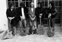 luharibol:Bob Dylan/ Jeff Lynne/Tom Petty/ George Harrison / Roy Orbinson.