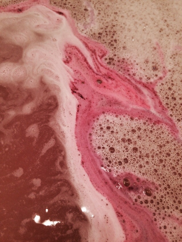 lushie-gush:  Next on the list of bath bombs that took me forever to try - Sex Bomb.