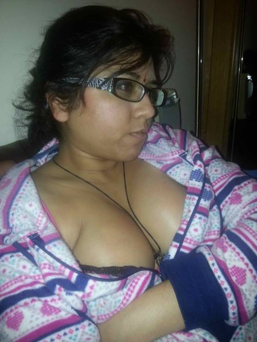 Runstar Desi Mallu Aunty adult photos