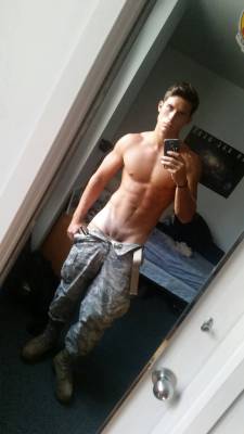 texasfratboy:  damn, that’s a hot military boy! wish he’d drop his pants and show us his “weapon”!  …heehee 