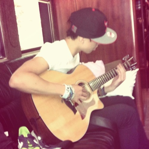 heartbrakegirl:  @5SOS: Could listen to this boy sing all day :-) - ash xx t.co/qcrF4fSFYw