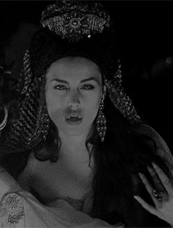theqveenofiron:Monica Bellucci in Bram Stoker’s Dracula (1992)