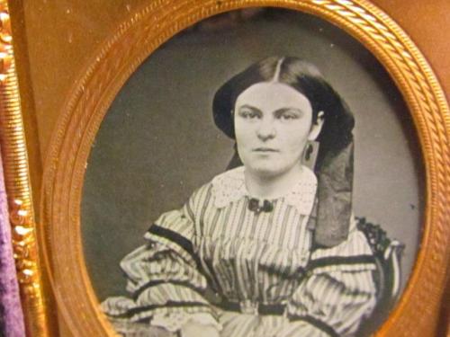 zeehasablog: Daguerreotype portrait of a fashionable lady, 1860s, American. From the collection of z