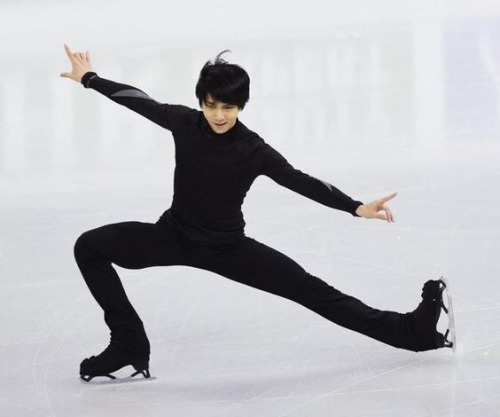 ⛸Fav Hanyu Moves#6 Pistol PoseI mean…. DAMN THOSE LEGS