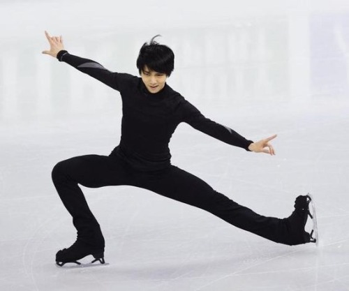 ⛸Fav Hanyu Moves #6 Pistol Pose I mean…. DAMN THOSE LEGS 