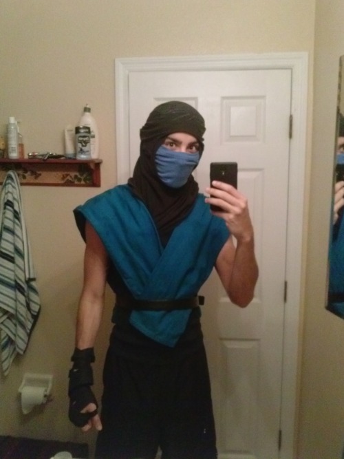 trill-la-kill: m-muscle-chan: betenoiresmash: How to suddenly become Sub-Zero of Mortal Kombat&helli