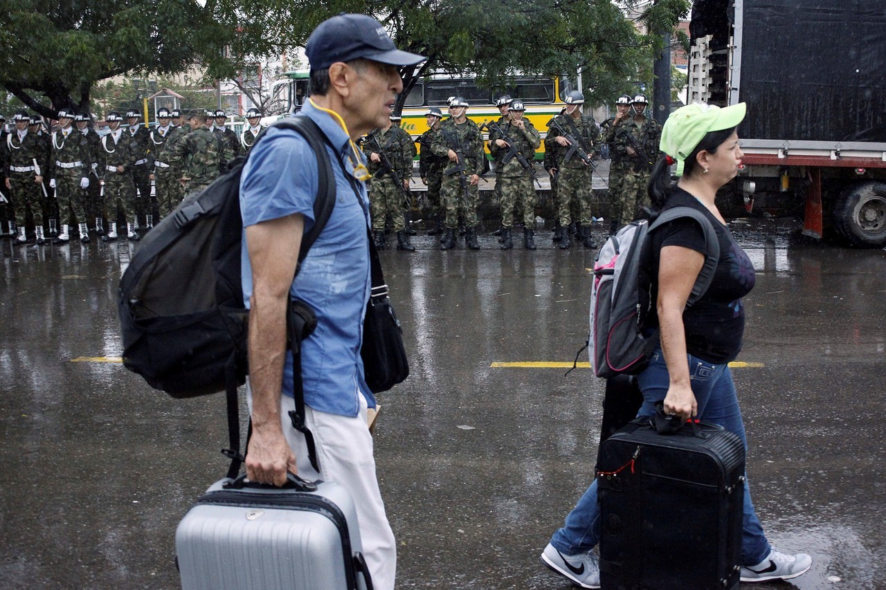 VENEZUELA. Un policía colombiano inspecciona la carne confiscada en un vehículo durante una operación militar en la frontera. Miles de personas para intentar cruzar de Venezuela a Colombia a través del puente internacional Simón Bolívar en Cúcuta. Si...