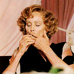 fionagoddess:  Jessica Lange + lighting up a cigarette 