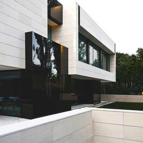 #home #house #architecture #contemporany #black #white #exterior #straightlines #modern https://www.