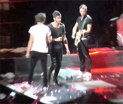 yourssincerelylarry:  : Zayn accidentally ignoring Louis’ high five/Zayn accidentally