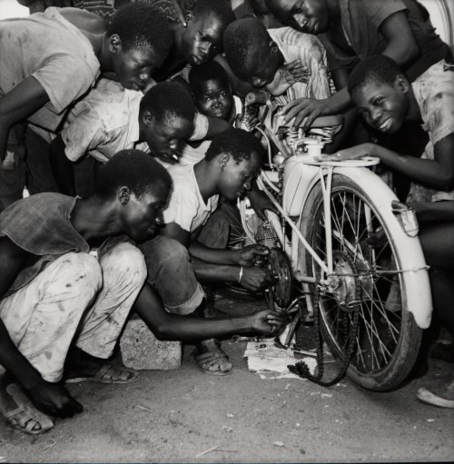 Malick Sidibé, Photographer Known for Social Reportage in Mali, Dies at 80 nyti.ms/23D