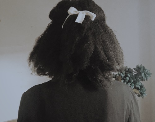 the-sky-loves-you:Trying dark academia hairstyles on my kinky hair 