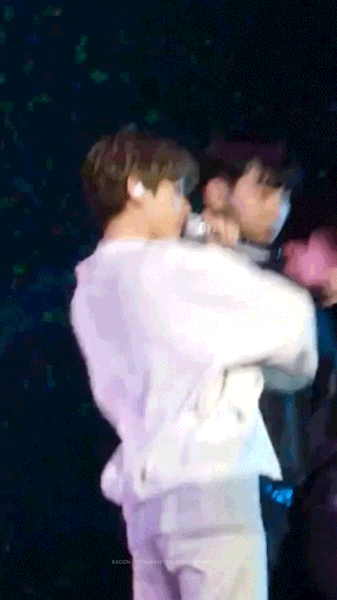 baconnotbaekhyun:Byun Baekhyun ft his LETHAL bodyrolls 😵+ please someone make