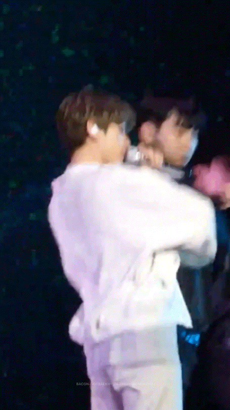 baconnotbaekhyun:Byun Baekhyun ft his LETHAL bodyrolls 😵+ please someone make